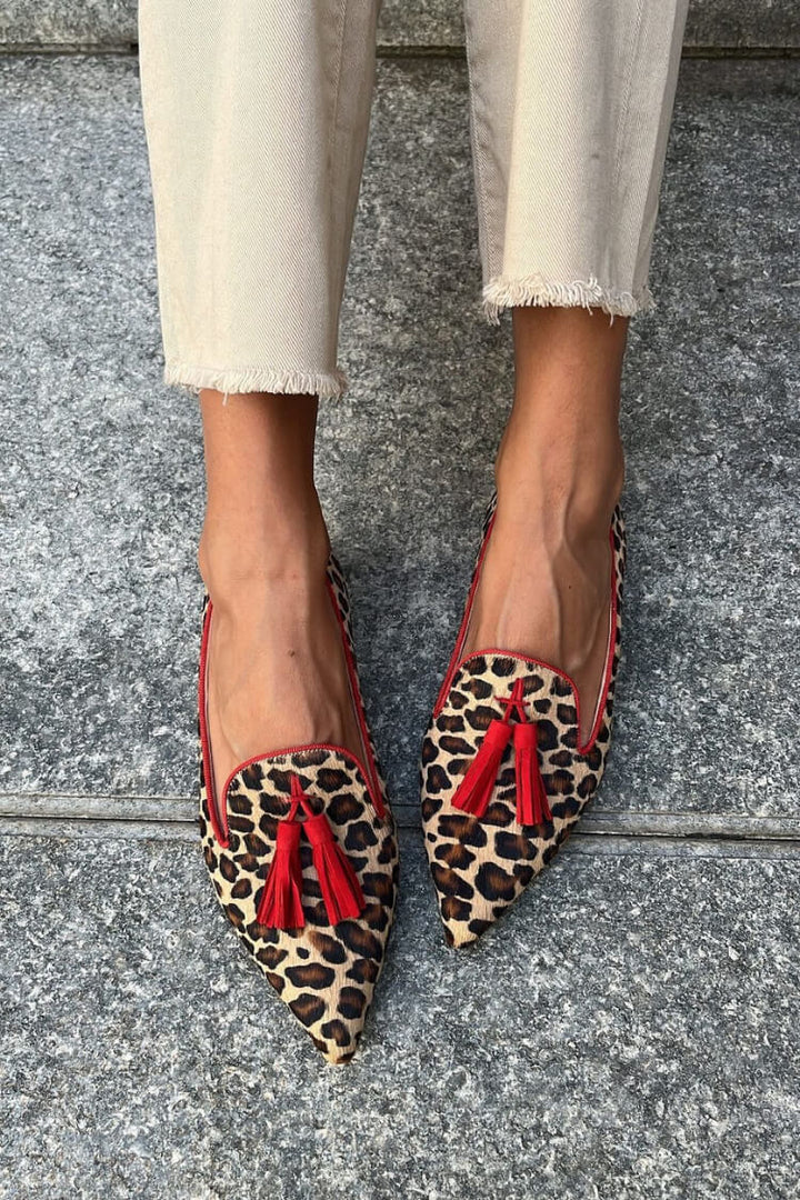 Daphne | Mocasín Puntiagudo con Borlas Rojas