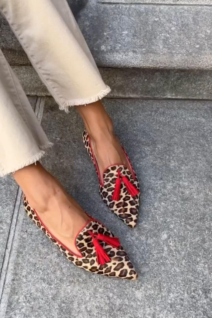 Daphne | Mocasín Puntiagudo con Borlas Rojas