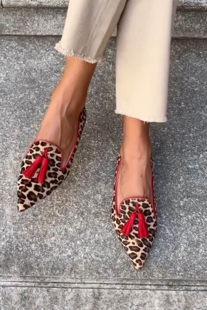 Daphne | Mocasín Puntiagudo con Borlas Rojas